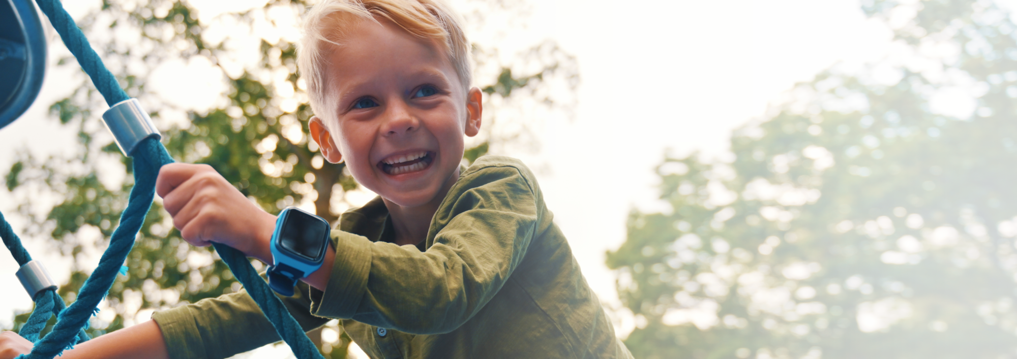 barn-med-blå-xplora-x4-ute-på-lekplats