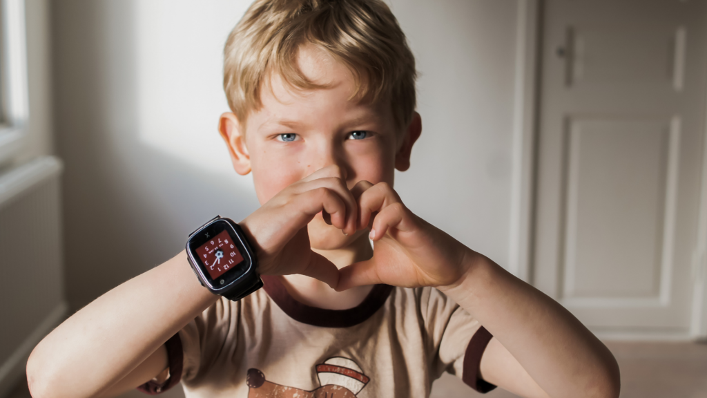 Pojke gör ett hjärta av händer Stärka barns självförtroende