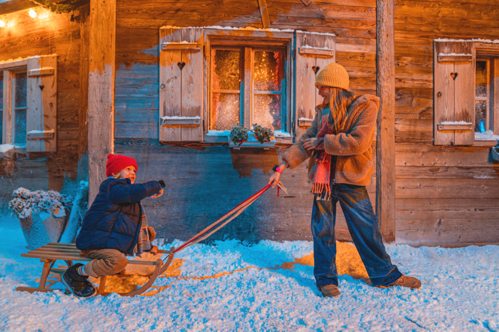 2 barn som leker i snön under jul