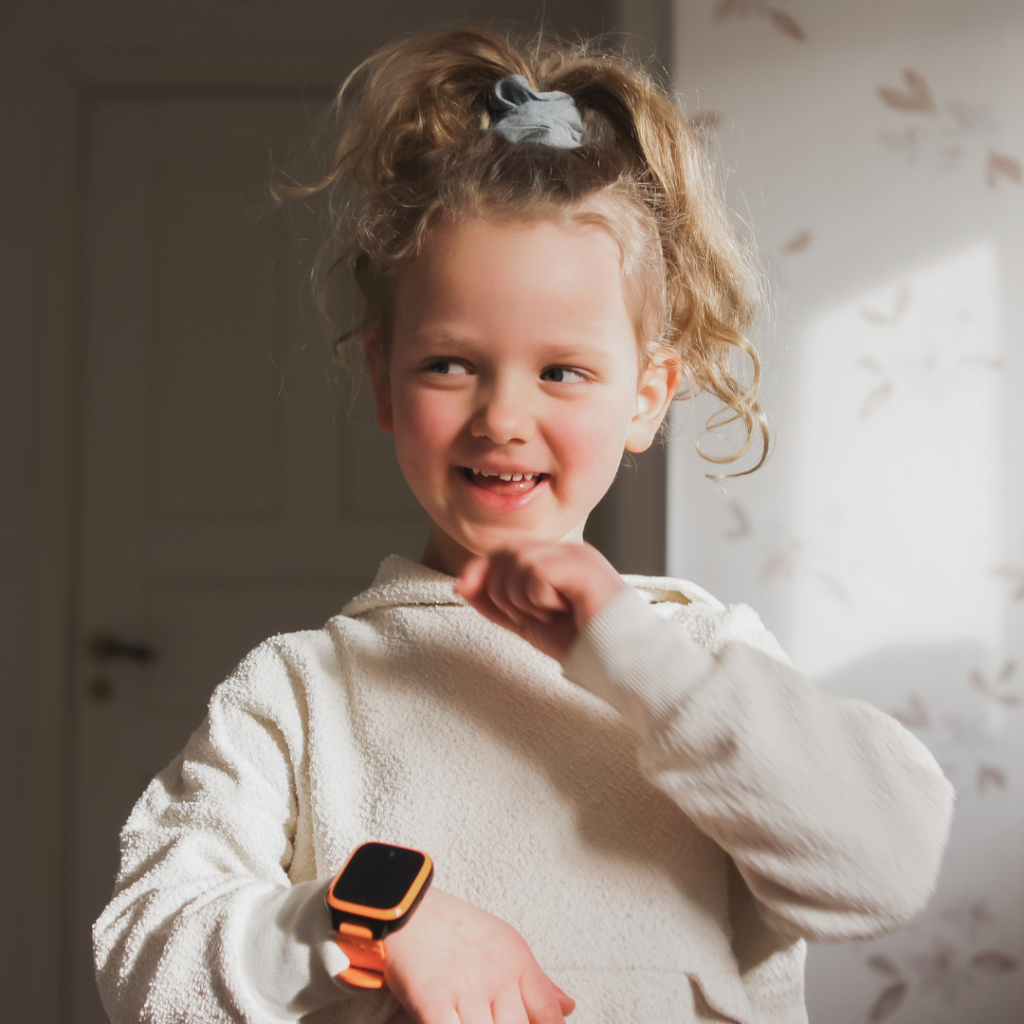 Flicka med smartklocka för barn