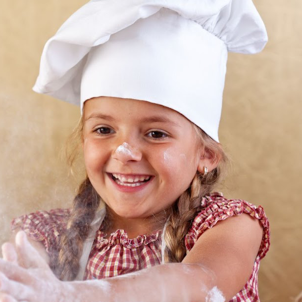 Stärk barnen flicka bakar