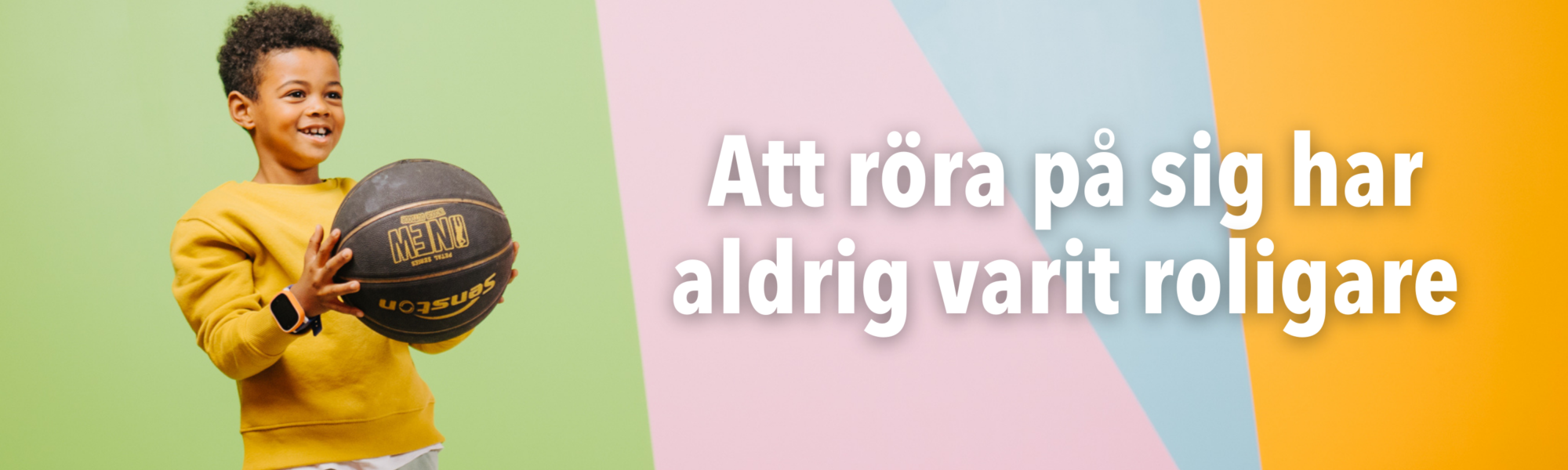 Barn håller i en basketboll aktivitetsplattform Xplora