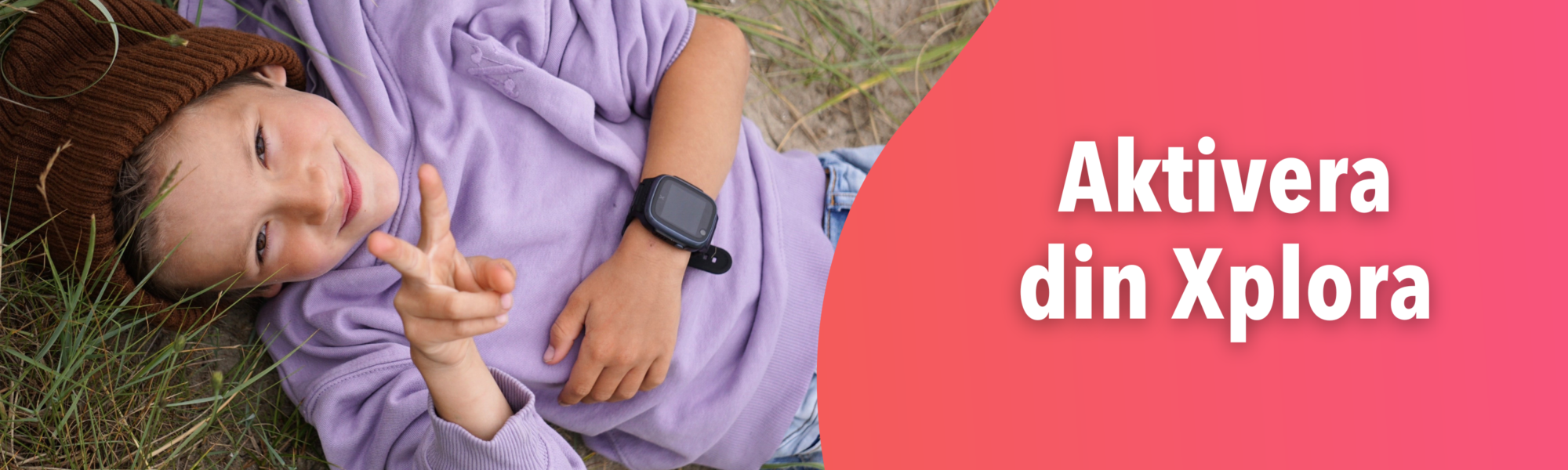 Pojke som ligger på marken och gör peacetecken. Aktivera Xplora sida